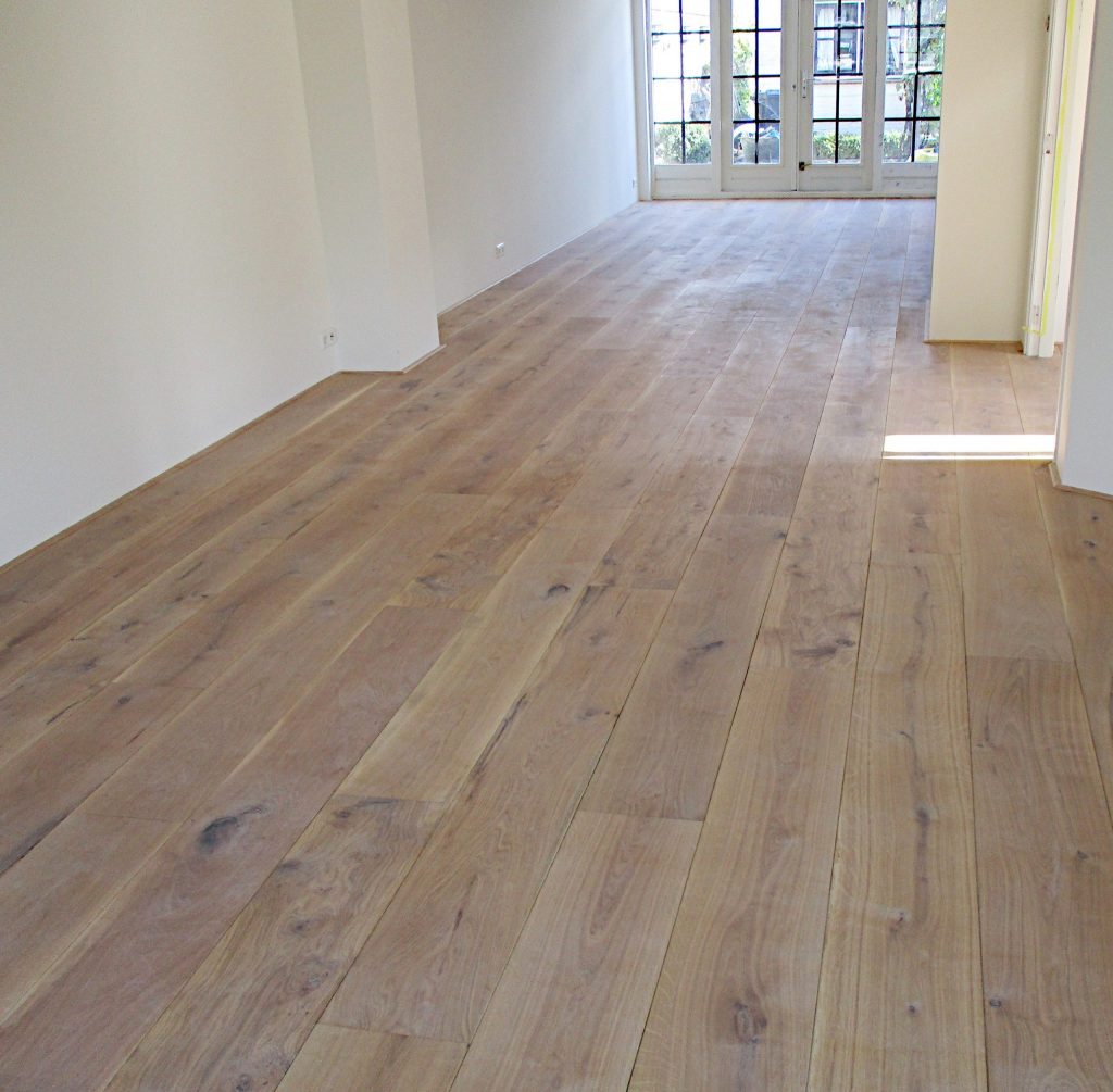 Oak wood flooring, 20.5 cm wide